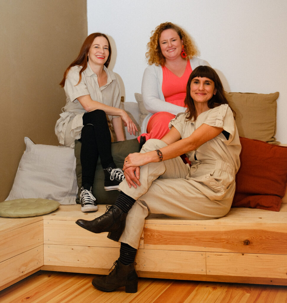 Die 3 Gründerin von Novatopia sitzen gemeinsam auf der Couch,